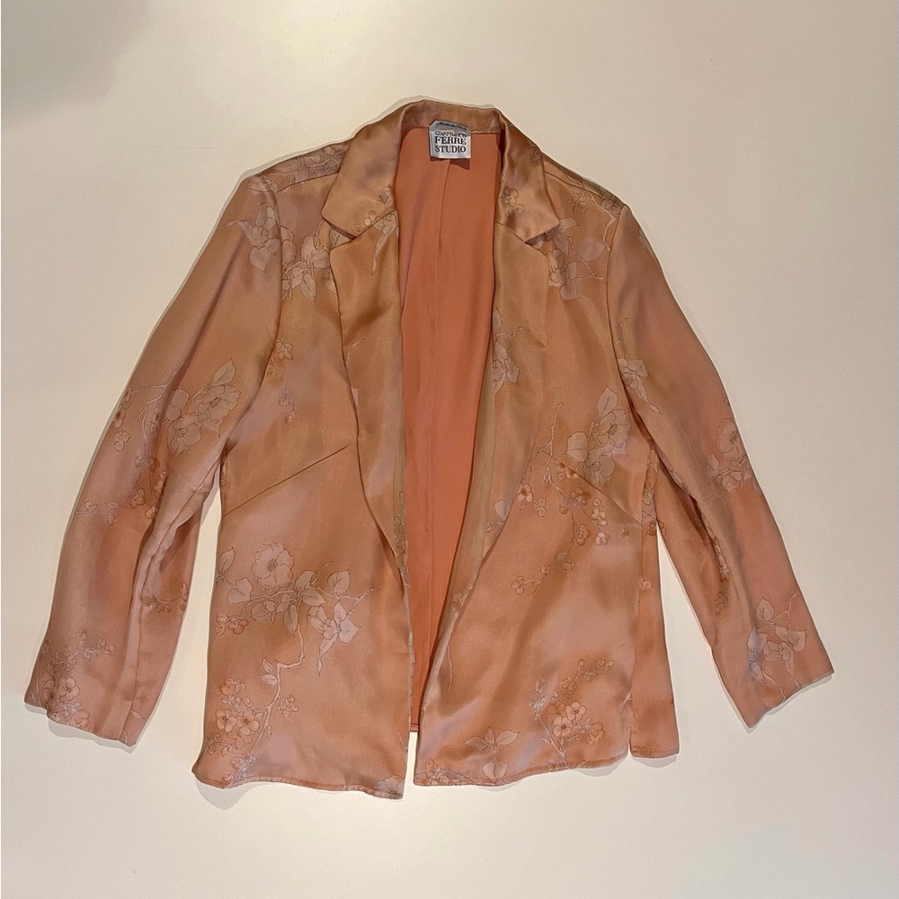 70% Silk 30% Polyamide

Shoulder Seams: 16.5”
Length: 26.5”
Sleeves: 22”